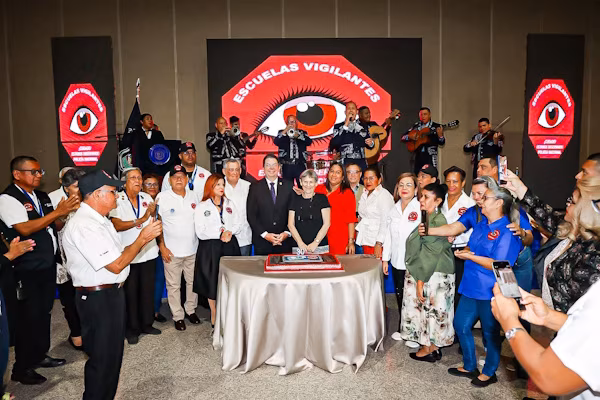 La Policía Nacional de Panamá (PNP), en el marco de su estrategia de seguridad ciudadana, conmemoró los 30 años de los programas de vigilancia comunitaria, destacando como pionero al programa Vecinos Vigilantes, inaugurado en 1996 en la Zona Policial Metro Norte, especialmente en el Residencial Colonial de Las Cumbres. Desde sus inicios, estos programas han usado plataformas digitales como: WhatsApp para mantener un canal directo de comunicación entre la comunidad y la Policía, fortaleciendo la coordinación y la prevención del delito.