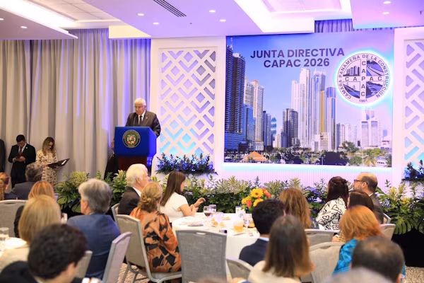 El presidente de la República de Panamá, José Raúl Mulino, participó del acto de toma de posesión de la nueva Junta Directiva de la Cámara Panameña de la Construcción (CAPAC), presidida por Irene Orillac de Simone, quien se convierte en la primera mujer en ocupar la presidencia de este gremio de trascendencia en el país.