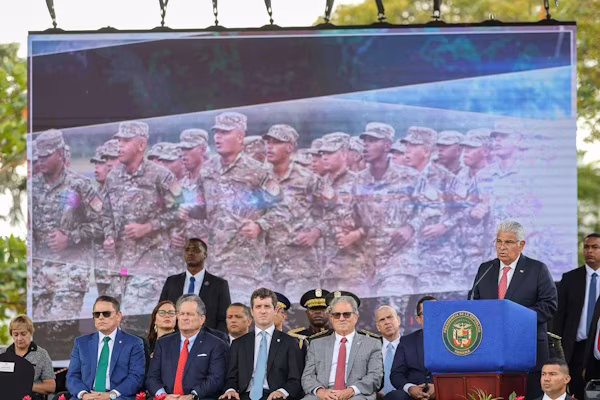 El presidente de la República de Panamá, José Raúl Mulino, participó este lunes, 9 de febrero, en la ceremonia interinstitucional de graduación en la sede del Ministerio de Seguridad Pública (MINSEG). Durante el acto, juramentó a 1,386 nuevos agentes que se integrarán a los distintos estamentos de la Fuerza Pública para reforzar la seguridad ciudadana a nivel nacional.