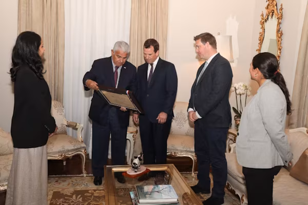 El presidente de la República de Panamá, José Raúl Mulino, recibió en su despacho este al empresario Peter Phillips, sobrino del Rey Carlos III del Reino Unido, quien le manifestó su admiración por las grandes obras de infraestructura de Panamá y el desarrollo alcanzado por el país.