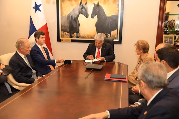 El presidente de la República de Panamá, José Raúl Mulino, se reunió este martes, 10 de febrero, con miembros del Consejo Nacional de Relaciones Exteriores donde se trataron temas relacionados con la agenda internacional, la importancia y el futuro de la estrategia para fortalecer la capacidad logística del istmo y consolidar el posicionamiento regional del país, como ejes fundamentales de la política exterior de su administración.
