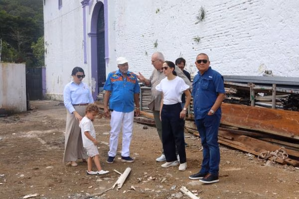 Autoridades supervisan las obras.