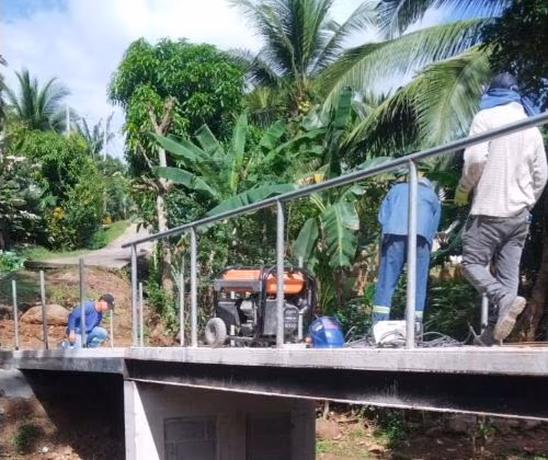 Construcción de aceras y puentes en la ciudad capital.