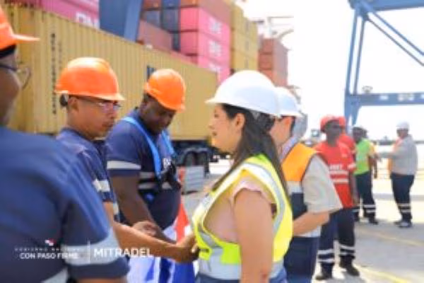 Ministra de Trabajo se mantiene coordinando las acciones.