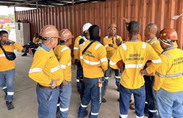 Obreros del cuarto puente regresan a sus puestos.