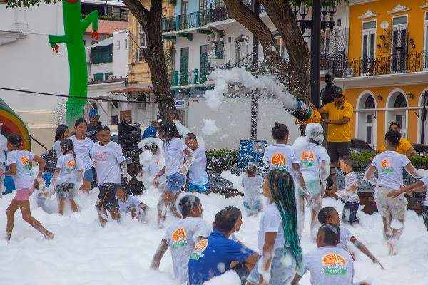 Niños se divierten con espuma.