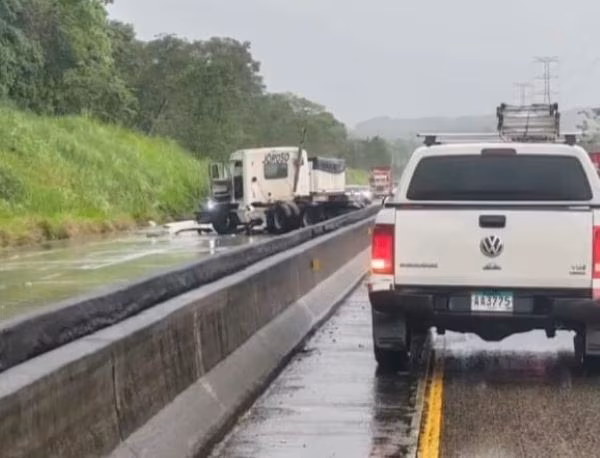 El accidente provoco tranque en la vía.