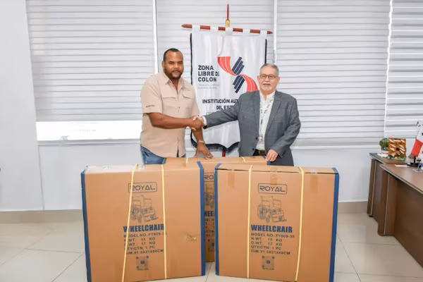 Conforme a su compromiso con la responsabilidad social y el bienestar de las comunidades, la Zona Libre de Colón (ZLC), llevó a cabo recientemente, la entrega de sillas de ruedas a la Junta Comunal de Cristóbal Este, con la intención de brindar apoyo a personas de la comunidad que requieran este tipo de asistencia.