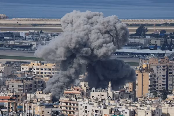 EFE.- Al menos seis personas han muerto y quince han resultado heridas en un bombardeo israelí contra un edificio residencial en Baalbek, en el este del Líbano, según informó este miércoles la Defensa Civil.