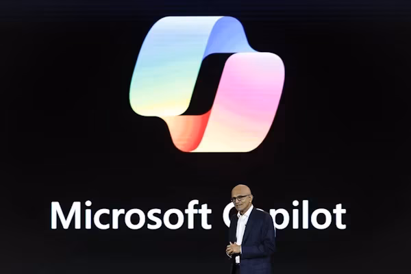 Nueva York (EFE).- Microsoft anunció este lunes el lanzamiento de ‘Critique’ (Crítica), que permite a su agente de investigación de Copilot, la IA de la empresa, obtener resultados tanto del modelo ChatGPT, de OpenAI, como del modelo Claude, de Anthropic, para cada respuesta, en lugar de depender de un único modelo.