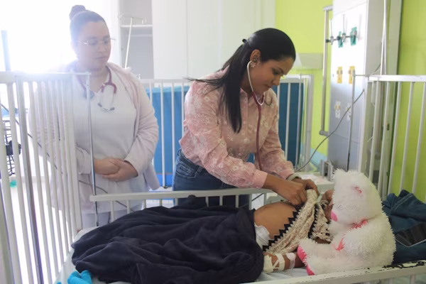 El Hospital Dr. Luis “Chicho” Fábrega refuerza su cartera de servicios médicos tras la incorporación del servicio de gastroenterología pediátrica, un hecho importante que significa un avance histórico para esta región del país, la cual, por primera vez, cuenta con esta subespecialidad. Esto permitirá ofrecer una atención más oportuna, especializada e integral a la población infantil que muestra enfermedades del sistema digestivo.