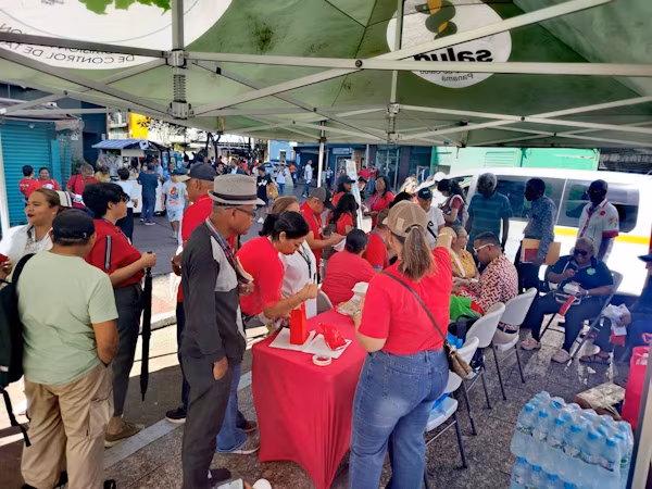La Región Metropolitana de Salud de Panamá (RMS), por medio del Programa de Tuberculosis, desarrolló actividades de sensibilización y toma de muestras de VIH, hepatitis C y sífilis en el contexto del Día Mundial contra la Tuberculosis, dirigidas a personas en la Plaza 5 de Mayo.