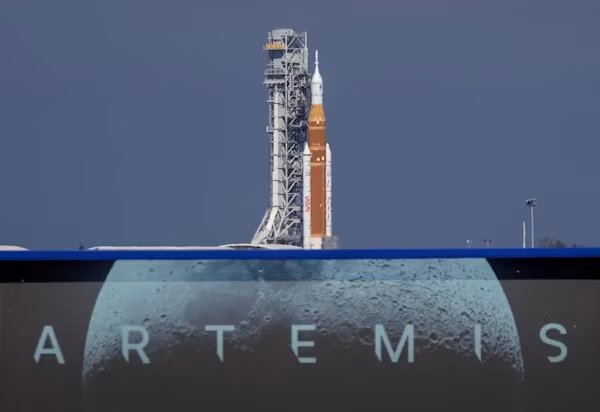 Miami (EE.UU.)(EFE).- La NASA anunció este jueves que intentará el lanzamiento de la misión Artemis II a la órbita lunar el próximo 1 de abril, después de haber solucionado las fallas que provocaron su aplazamiento en febrero, y tras haber considerado los desafíos durante la revisión de preparación de vuelo.