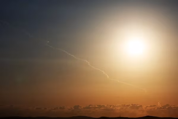 EFE.- Una nueva oleada de ataques la madrugada de este jueves provenientes de Irán contra países del golfo Pérsico alcanzó un edificio en Dubái, así como los tanques de combustible de unas instalaciones cerca de la capital de Baréin y un edificio en Kuwait, en el inicio de la decimotercera jornada de conflicto en Oriente Medio.