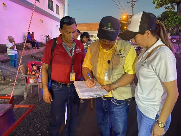 El equipo del Departamento de Saneamiento Ambiental de la Región de Salud de Veraguas llevó a la práctica importantes operativos de vigilancia y control sanitario durante las actividades realizadas este fin de semana en el distrito de Santiago, con el fin de garantizar espacios seguros y proteger la salud de la población.