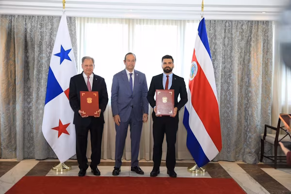 Un nuevo hito histórico se escribió entre Panamá y Costa Rica con la firma este miércoles, 18 de marzo, entre la Secretaría Nacional del Ferrocarril de Panamá (SNDF) y el Instituto Costarricense de Ferrocarriles (INCOFER), de un Memorando de Entendimiento en materia de cooperación ferroviaria que prevé convertir esta obra en un Corredor Logístico Ferroviario.
