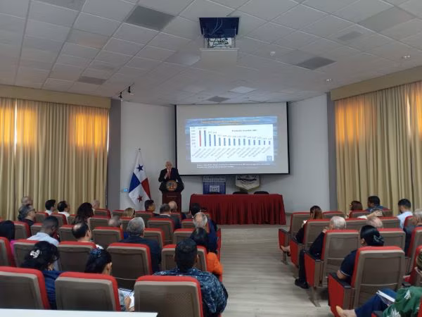 Expertos discuten sobre el agua y la constitución.