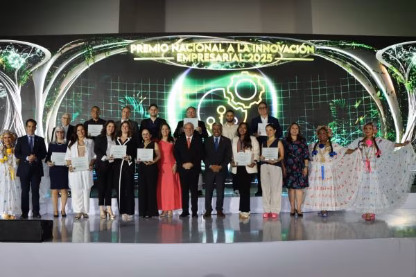 Entregan premio a la innovación empresarial.