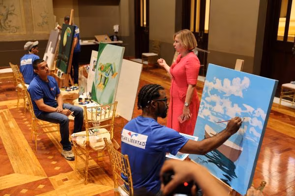 Privados de libertad pintan en acrílico.