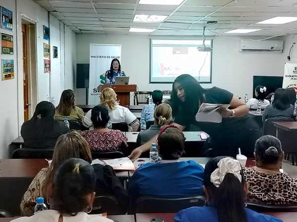 Con miras a promover, informar y motivar a los padres de familias y cuidadores en la actualización de las dosis de vacunas en los niños, el equipo de Promoción del Centro de Salud Omidia Quintero De León de Las Mañanitas llevó a cabo la divulgación mediante perifoneo y colocación de pancartas en locales y comercios situados en las comunidades de Génesis y en la tercera y cuarta etapa de Las Mañanitas.