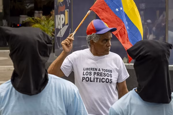 Caracas (EFE).- Familiares de presos políticos protestaron este jueves ante el Ministerio para el Servicio Penitenciario de Venezuela con el objetivo de exigir el cese de las “torturas” a las que son sometidos sus parientes en las cárceles por parte, aseguraron, de funcionarios de la Dirección General de Contrainteligencia Militar (DGCIM).
