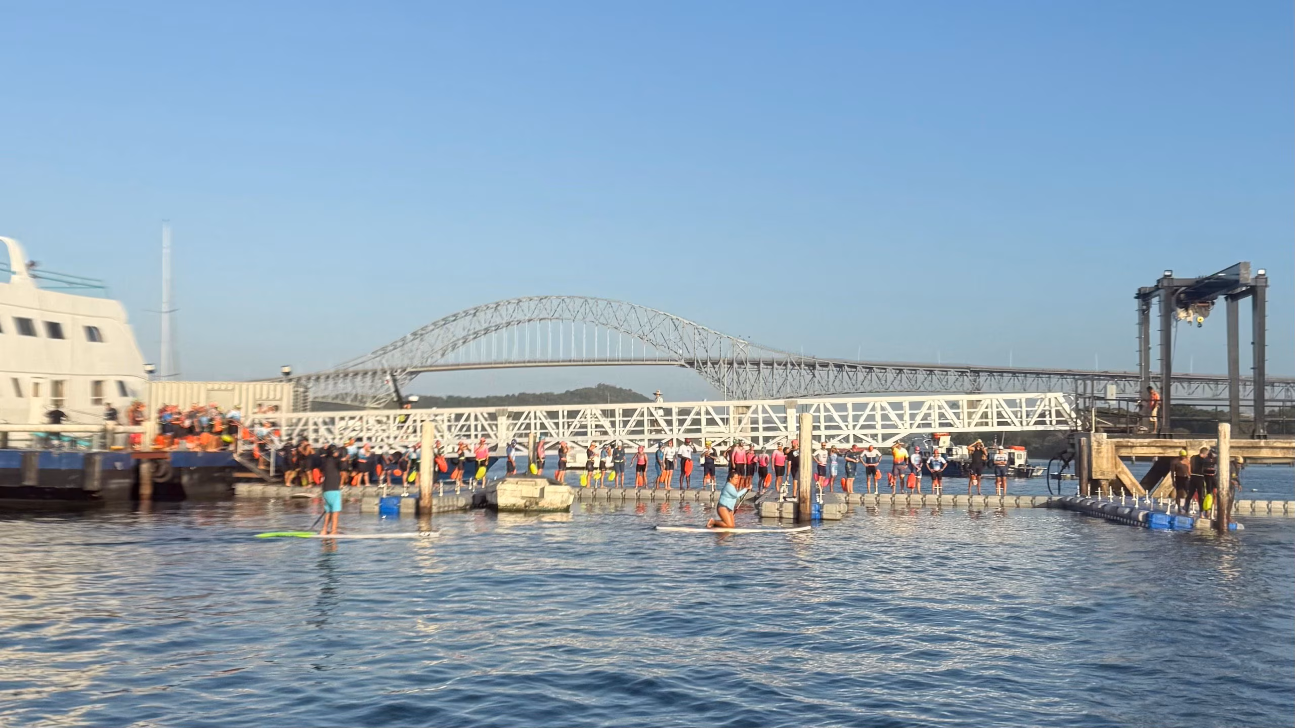 En un despliegue de gestión institucional y diplomacia deportiva sin precedentes, la academia @waapanama y su equipo élite @wavewarriors1 Open Water Panama transformaron las aguas del Canal de Panamá en el escenario de entrenamiento más técnico y exclusivo de la región. Bajo el pilar de Turismo Deportivo Náutico Sostenible, la actividad congregó a nadadores de aguas abiertas de alto rendimiento para elevar el nivel técnico de los triatletas que se preparan para el desafío de 1.9km en la ruta más icónica del país.