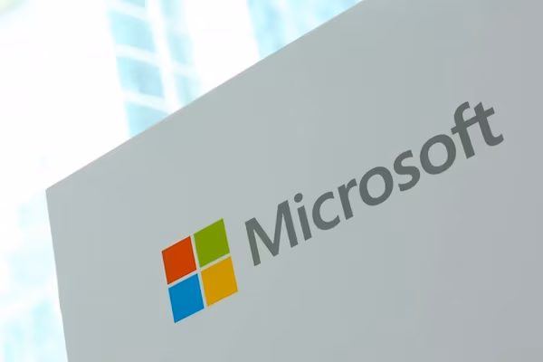 Nueva York (EFE).- Microsoft respaldó a la tecnológica Anthropic en su disputa legal contra el Gobierno de EE.UU. y solicitó una orden judicial que bloquee temporalmente la designación de la empresa como “riesgo para la cadena de suministro”, una etiqueta impuesta por el Pentágono que amenaza los contratos vigentes de inteligencia artificial en el sector militar.