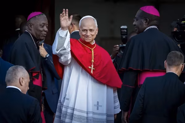 Luanda (EFE).- El papa León XIV pidió este lunes a los obispos y religiosos y religiosas del país que “no cedan a la prepotencia ni a la autorreferencialidad, no se alejen del pueblo, especialmente de los pobres, y huyan de la búsqueda de privilegios”, en un acto en la parroquia de Nuestra Señora de Fátima de Luanda, en el último acto de su visita a Angola.