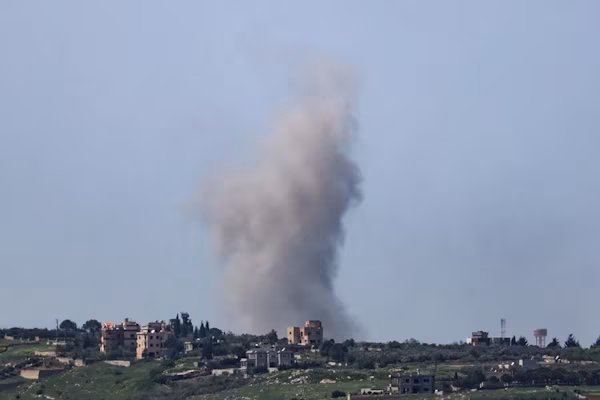 El Cairo, (EFE).- Al menos tres personas murieron este jueves y otras dos resultaron heridas en bombardeos aéreos y ataques de artillería del Ejército israelí contra el sur del Líbano, donde la violencia no se ha detenido pese al alto el fuego en vigor desde el pasado viernes y a la espera de unas conversaciones para extender el armisticio.