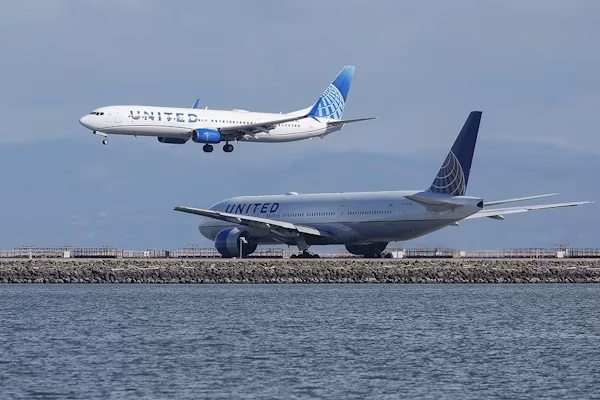 Nueva York (EFE).- La aerolínea estadounidense United Airlines rebajó este martes sus previsiones de negocio para el conjunto del año debido al encarecimiento del combustible derivado de la crisis en Oriente Medio y dijo que reducirá su número de vuelos para atajar los costes.