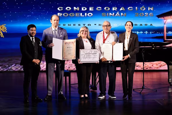 Como parte de la celebración del Día del Escritor y la Escritora Panameña y, en una noche llena de recuerdos, emociones y anécdotas, el Gobierno Nacional de Panamá –por medio de los ministerios de Educación y Cultura– reconoció en fecha reciente, la trayectoria en las letras del insigne autor panameño Ernesto ‘Neco’ Endara y lo condecoró con la Medalla Rogelio Sinán, uno de los más altos honores que se otorgan a los literatos del país.