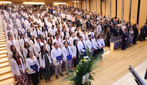 La Caja de Seguro Social de Panamá (CSS) llevó a cabo, recientemente, por primera vez, un acto de graduación en el que reconoció a 122 médicos que terminaron sus dos años de internado en hospitales de la institución.