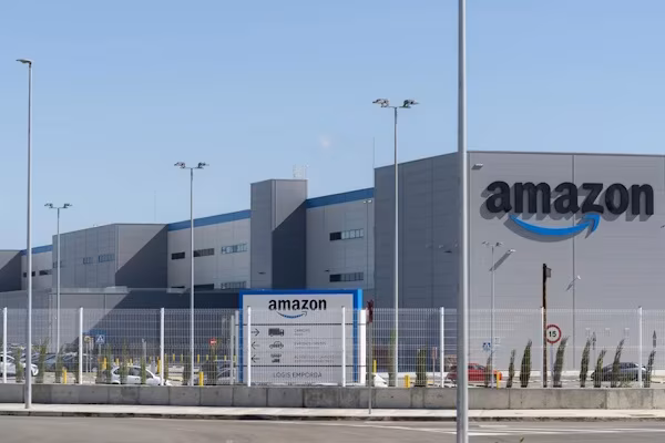 Nueva York (EFE).- Amazon anunció este lunes que invertirá al menos 5.000 millones de dólares más en Anthropic mediante un acuerdo de inteligencia artificial (IA) por el que la segunda empresa se compromete a gastar 100.000 millones en Amazon Web Services en la próxima década.