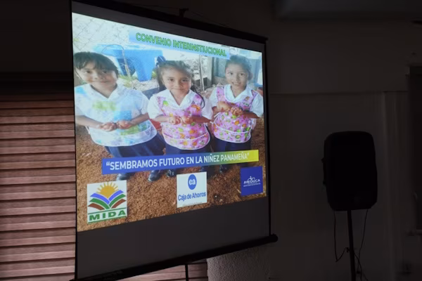 Para aclarar los lineamientos del Convenio de Huertos Escolares, una iniciativa conjunta entre el Ministerio de Desarrollo Agropecuario (MIDA), el Ministerio de Educación (MEDUCA) y la Caja de Ahorros (CA), la Dirección Nacional de Desarrollo Rural de la institución participó en la primera reunión, que se llevó a cabo en el Salón Compa –MIDA de Santiago de Veraguas.