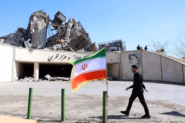 Teherán (EFE).- Irán afirmó este lunes que no negociará con Estados Unidos bajo los ultimátums del presidente estadounidense, Donald Trump, un anuncio que se produce en medio de las especulaciones acerca de conversaciones para cerrar un posible alto el fuego en el conflicto durante 45 días.