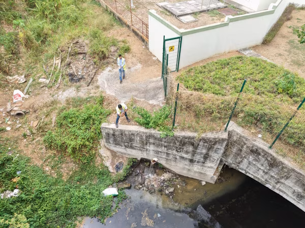 En respuesta a una denuncia ciudadana a través del 311 por residentes de Costa del Este, en el corregimiento de Juan Diaz, sobre una innumerable cantidad de peces muertos en el río Curunducito, que colinda con la urbanización y el sector de Santa María, el Ministerio de Ambiente (MiAMBIENTE) realizó una inspección para constatar la situación y determinar el daño ecológico reportado.