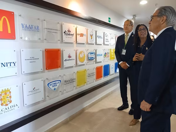 El ministro de Salud de Panamá, el doctor Fernando Boyd Galindo, llevó a cabo una visita a la Casa Ronald McDonald con el propósito de conocer de primera mano su funcionamiento y el trabajo que desarrolla en beneficio de los niños atendidos en el Hospital del Niño.