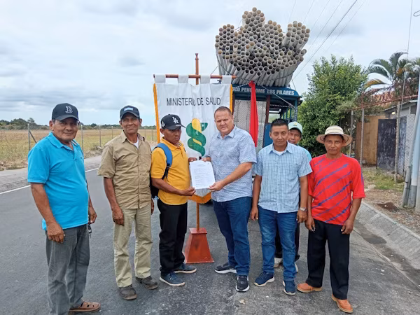 El equipo del Ministerio de Salud (MINSA) en la región de Coclé por medio de su programa de Agua Potable, hizo entrega de 4 tanques de plástico de 10 mil litros para almacenamiento de agua, 1,220 tramos de tuberías, clorinadores y pastillas de hipoclorito de calcio a las Juntas Administradoras de Acueductos Rurales (JAAR).