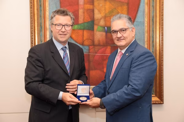 El ministro de la Presidencia de Panamá, Juan Carlos Orillac, se reunió este miércoles en el Palacio de las Garzas con Geza Andreas von Geyr, secretario de Estado del Ministerio de Asuntos Exteriores de la República Federal de Alemania, con el cual conversó respecto al fortalecimiento de las relaciones bilaterales, el combate a las organizaciones criminales y el interés del país europeo en apoyar proyectos de infraestructura en nuestro país.