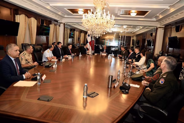 El presidente de la República de Panamá, José Raúl Mulino, recibió este martes en el Palacio de las Garzas al jefe del Comando Sur de Estados Unidos, general Francis L. Donovan, con quien coincidió en que la lucha contra los carteles, el terrorismo y el crimen organizado no deben limitarse a un esfuerzo bilateral, sino a una estrategia que incluya a los países del continente.