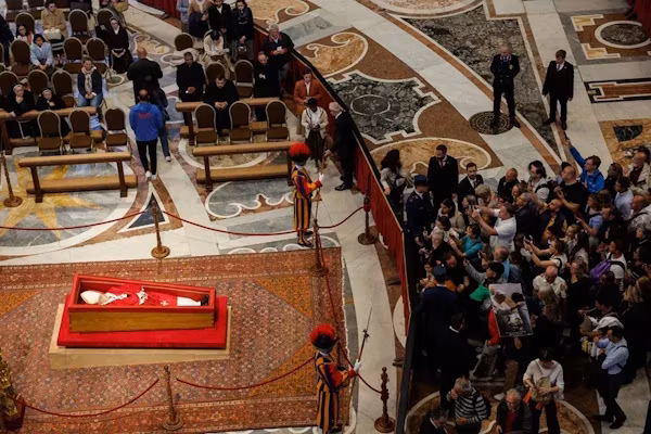 Roma (EFE).- León XIV llamó este martes a recoger el legado de su antecesor Francisco, en un mensaje con motivo del primer aniversario del fallecimiento del papa argentino cuyas “palabras y gestos permanecen”, según el actual pontífice.