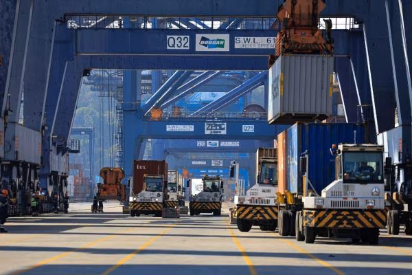 Preparan licitación de puertos.