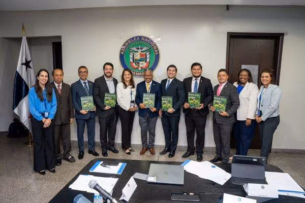 Entregan agenda 2025 SENACYT.