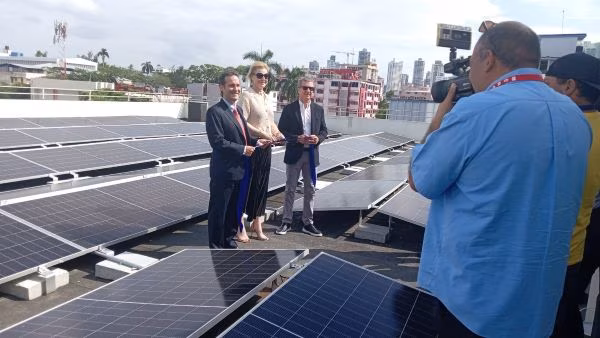 Momento de la inauguración de paneles solares.