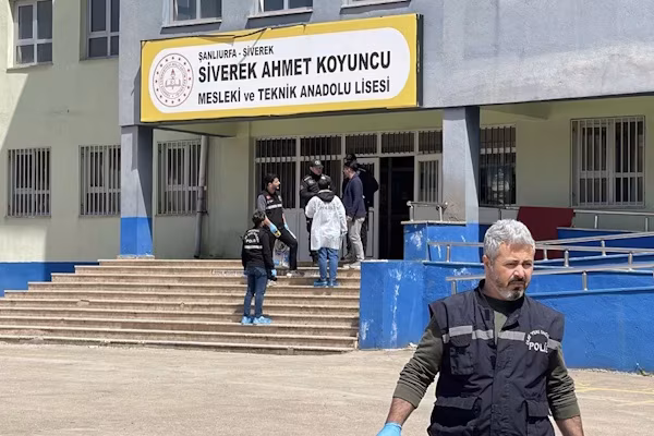 Ankara (EFE).- Un exalumno de secundaria hirió al menos a 16 personas, diez de ellas estudiantes, al abrir fuego indiscriminadamente con una escopeta antes de suicidarse en un colegio del distrito de Siverek, en la provincia turca de Şanliurfa (sureste).