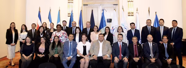 En fecha reciente se llevó a cabo en Tegucigalpa, Honduras, el taller de consulta sobre la implementación del Proyecto Cargo Pass en el Corredor Pacífico de Centroamérica, donde acudieron delegados de las Direcciones de Integración Económica de los Ministerio de Economía y Comercio Exterior; Direcciones de Aduanas; Direcciones de Crédito e Inversión Pública de los Ministerios de Hacienda/Finanzas Públicas y delegados de los Ministerios de Obras Públicas y Transporte que integran la Comisión Logística Intersectorial (CLI) del Plan Maestro Regional de Movilidad y Logística 2035 (PM2035), así como funcionarios de SIECA, expertos del BID, JICA y consultores responsables del proyecto.