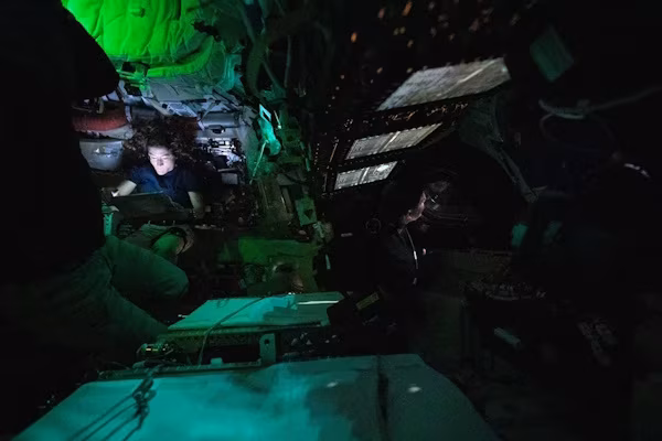 Los Ángeles (EE.UU.) (EFE).- La misión Artemis II alcanzó este domingo el punto medio de su viaje de diez días, en un recorrido que no ha presentado mayores contratiempos para la tripulación de la cápsula Orión y que está a pocas horas de entrar en la órbita lunar.