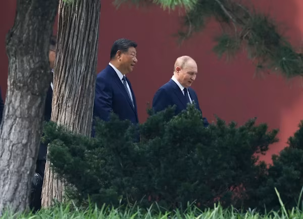Pekín (EFE).- El presidente ruso, Vladímir Putin, llegó este martes a Pekín para iniciar su vigesimoquinta visita a China, menos de una semana después de la realizada por el mandatario estadounidense, Donald Trump.