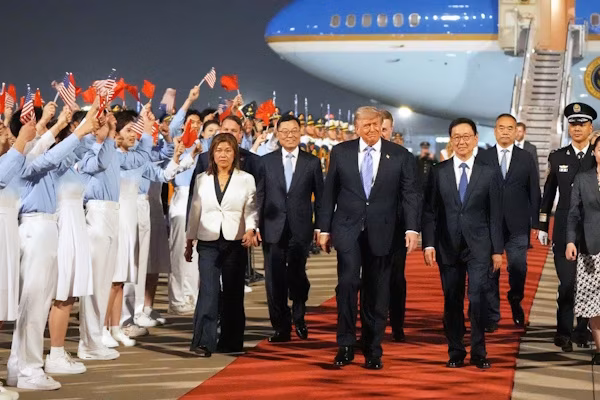 Pekín (EFE).- El presidente de Estados Unidos, Donald Trump, aterrizó este miércoles en Pekín a las 19.52 hora local (11.52 GMT) para iniciar una visita de Estado a China que se alargará hasta este viernes, su segunda al país asiático desde la realizada en 2017 durante su primer mandato.
