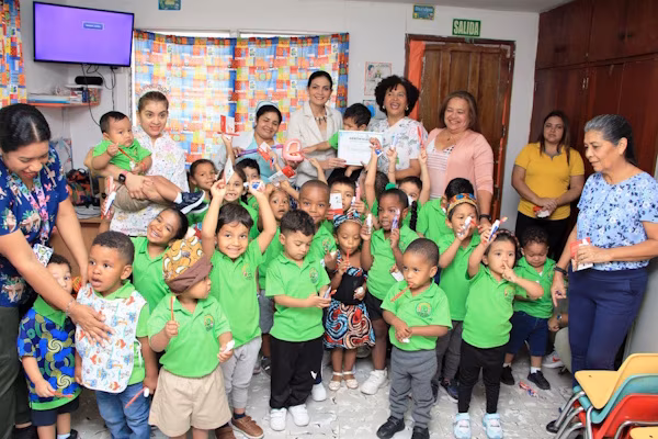 Con miras a fortalecer la docencia y las competencias desde la primera infancia, el Departamento de Formación y Capacitación de la Dirección de Recursos Humanos del Ministerio de Salud de Panamá (MINSA), realizó la actividad “Escuadrón de dientes brillantes” en el Centro de Atención Integral a la Primera Infancia (CAIPI).